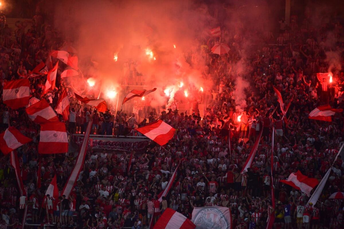 Analizan nuevas sanciones para Instituto por el uso de bengalas en el clásico con Talleres