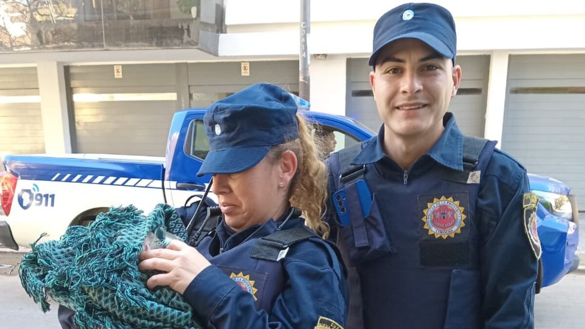Dos policías ayudaron a dar a luz a una joven madre de 18 años en Córdoba