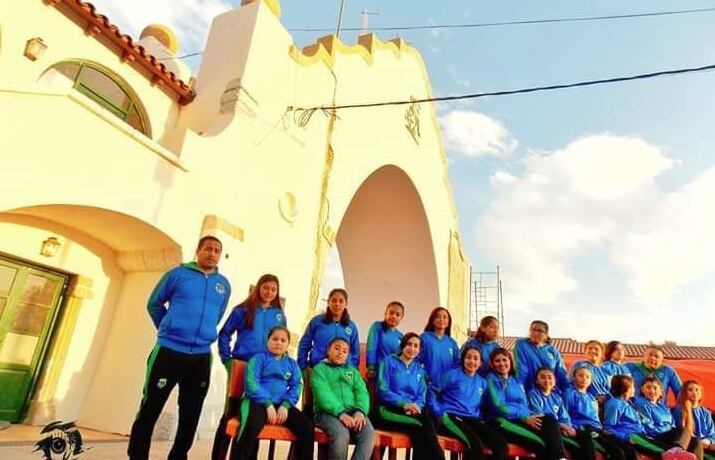 Club deportivo Los Amigos, con el Arco de Desaguadero como símbolo de Mendoza.