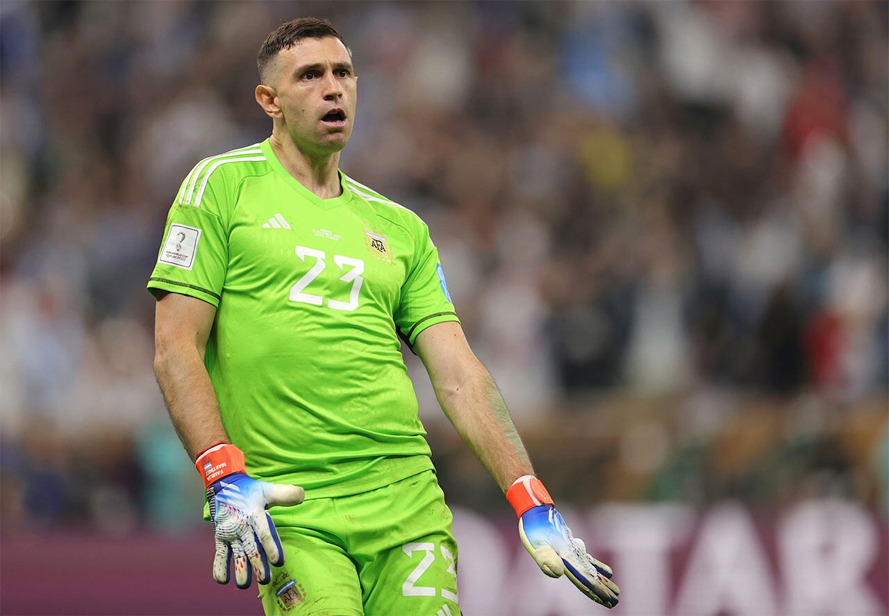 Lusail (Qatar), 18/12/2022.- Goalkeeper Damian Martinez of Argentina reacts during the penalty shoot-out of the FIFA World Cup 2022 Final between Argentina and France at Lusail stadium, Lusail, Qatar, 18 December 2022. (Mundial de Fútbol, Francia, Estados Unidos, Catar) EFE/EPA/Friedemann Vogel
