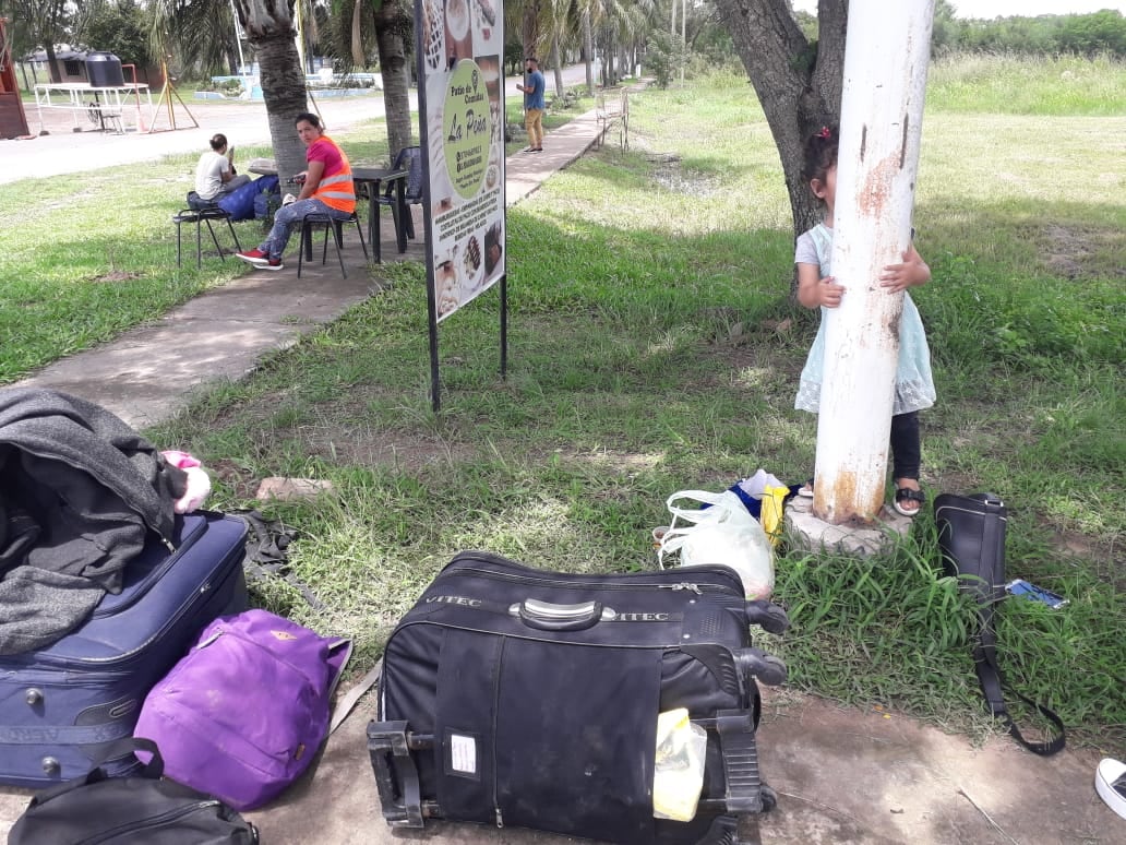 Nuevamente hay criaturas a la vera de la ruta con sus padres esperando sin la certeza de saber cuando van a poder entrar