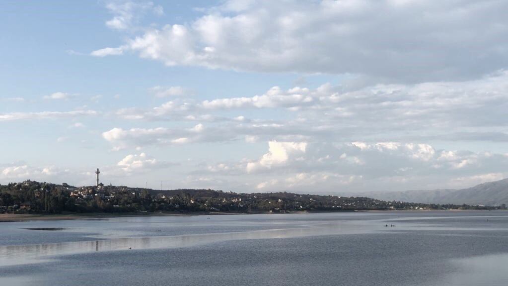 Paisaje de Carlos Paz en un día nublado