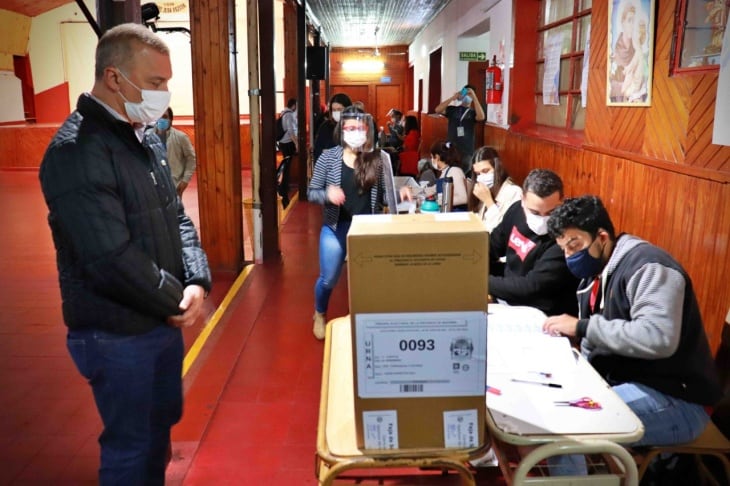 En el Instituto Superior Pedro Goyena emitió su voto el Vicegobernador, Carlos Arce