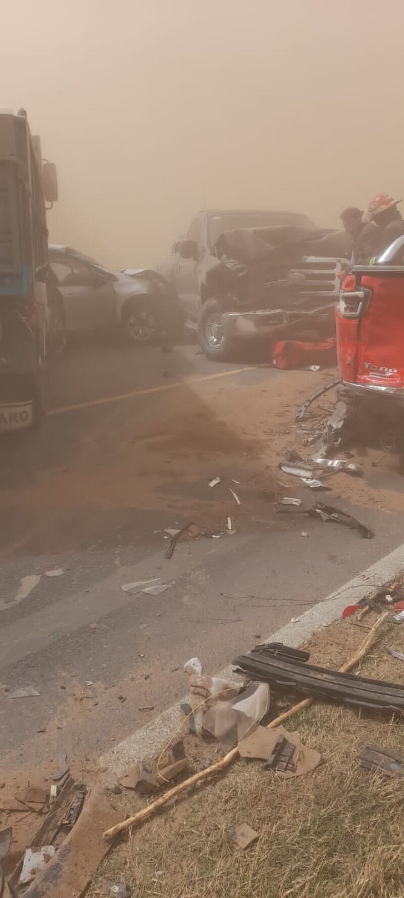 Los restos de los coches quedaron desparramados sobre la traza en medio de una nube de polvo.