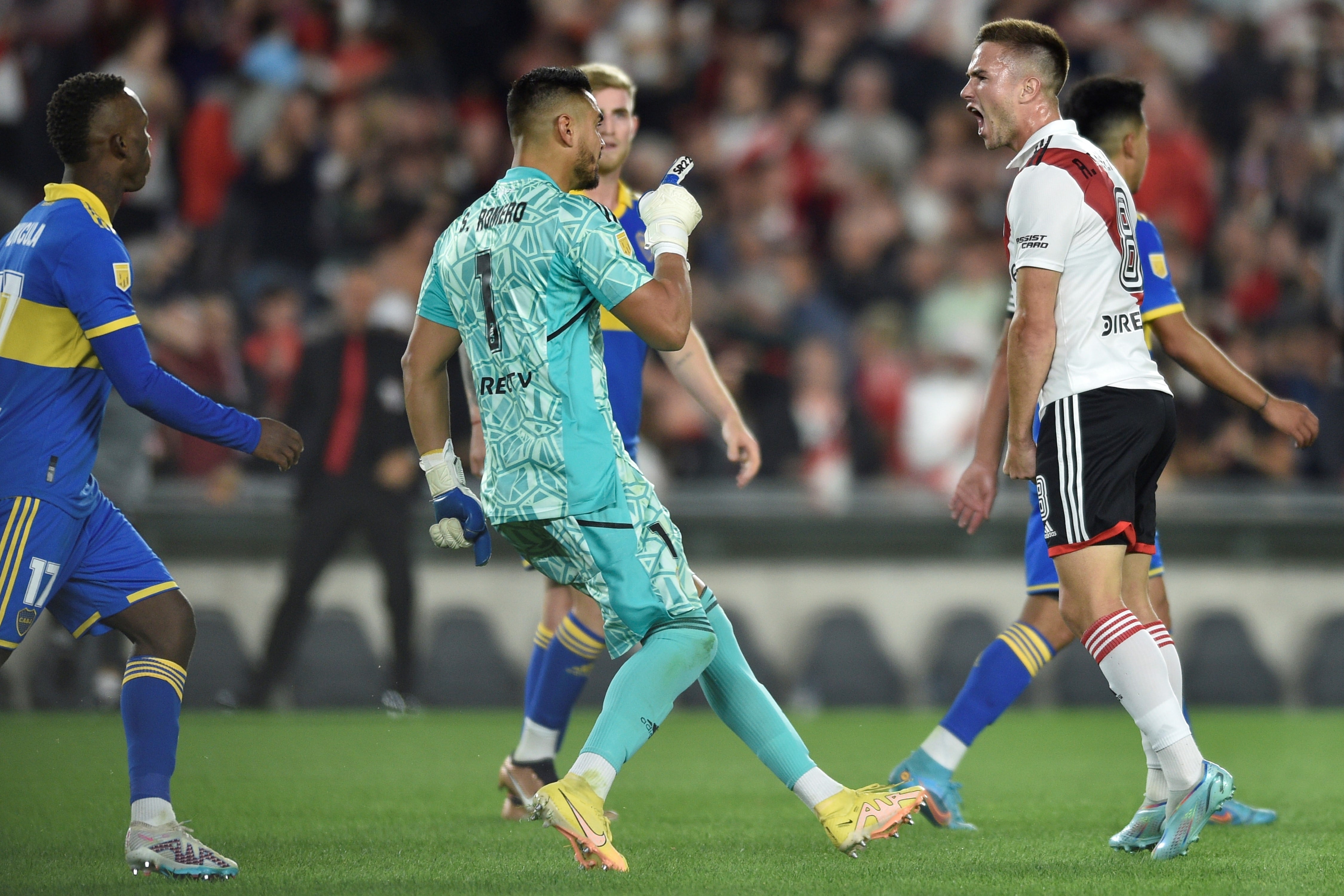 Palavecino, jugador de River, festejando el gol frente a Boca.