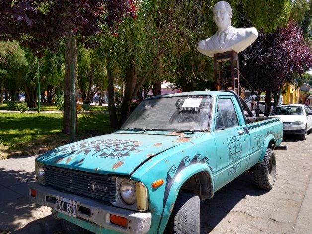 Un hombre quiso romper un monumento de Néstor Kirchner con una camioneta en Neuquén