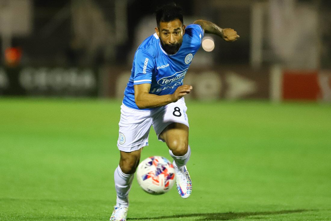 Ariel Rojas, uno de los volantes de Belgrano, en el partido ante Gimnasia de Mendoza, por la fecha 29 de la Primera Nacional. (Prensa Belgrano)