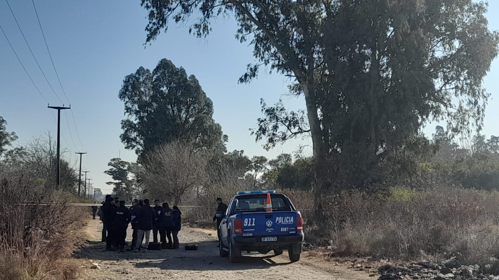 Los cadáveres fueron hallados sobre un camino de tierra.