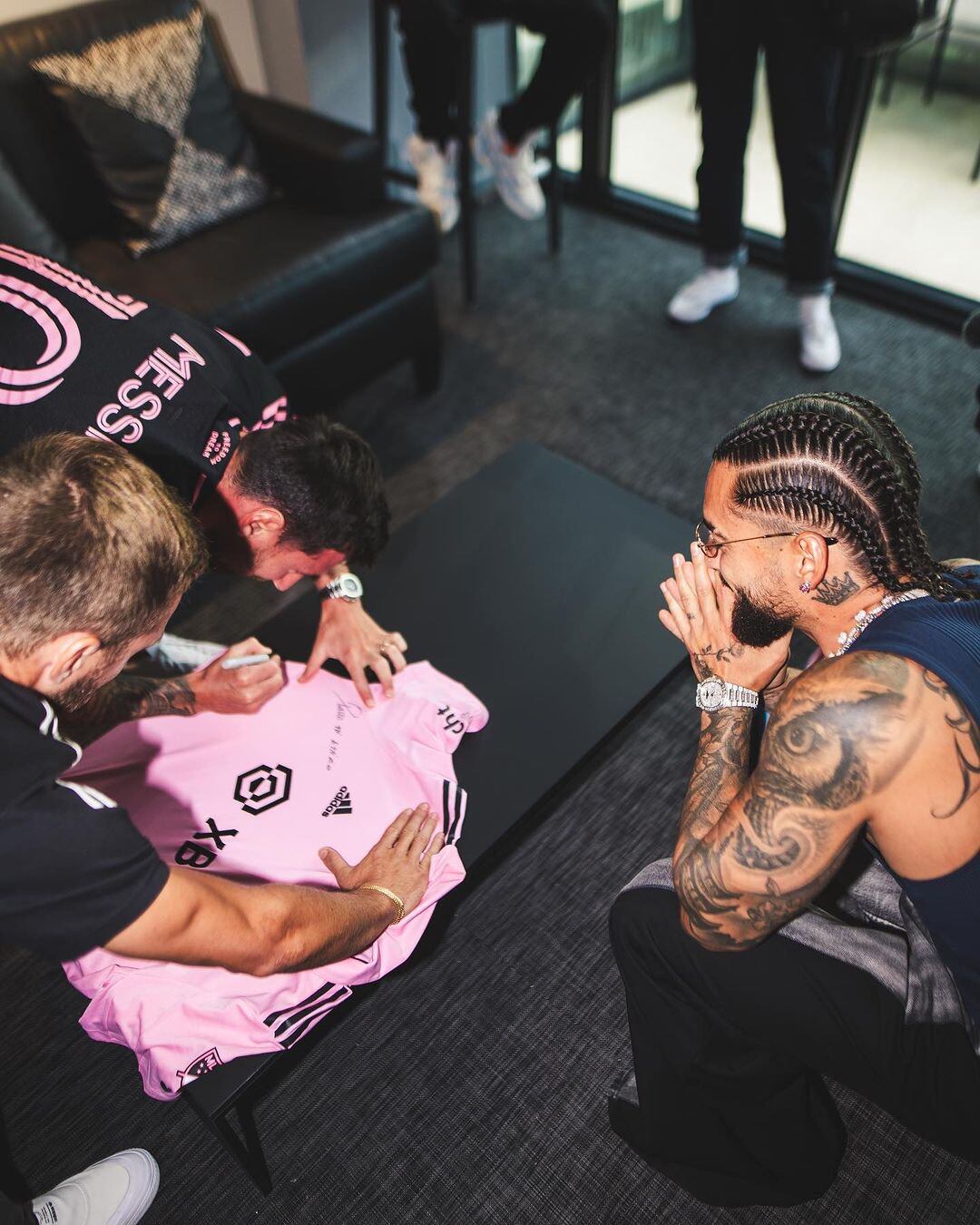 Messi le regala una camiseta autografiada a Maluma.