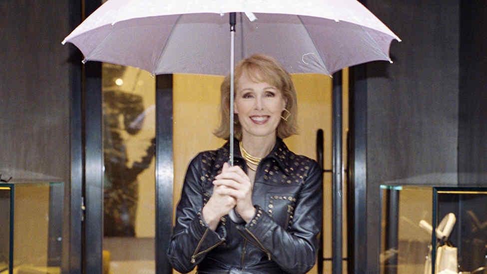 La escritora y periodista Elizabeth Jean Carroll.