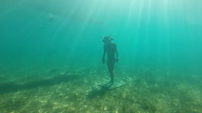 Encontraron la escultura de un minotauro en las profundidades del lago Mari Menuco.