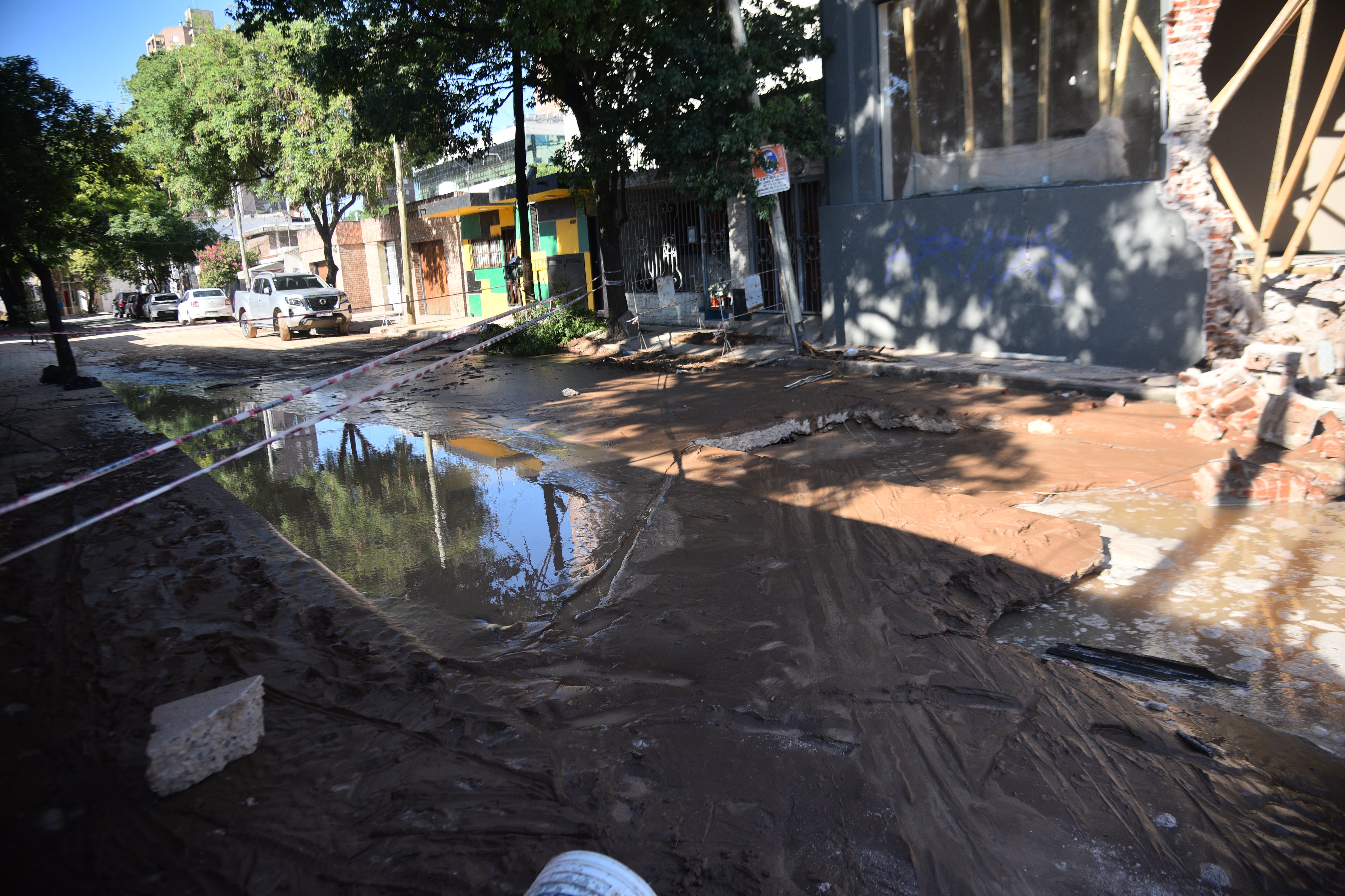 Derrumbe y socavón en barrio Güemes por la rotura de un caño de agua.