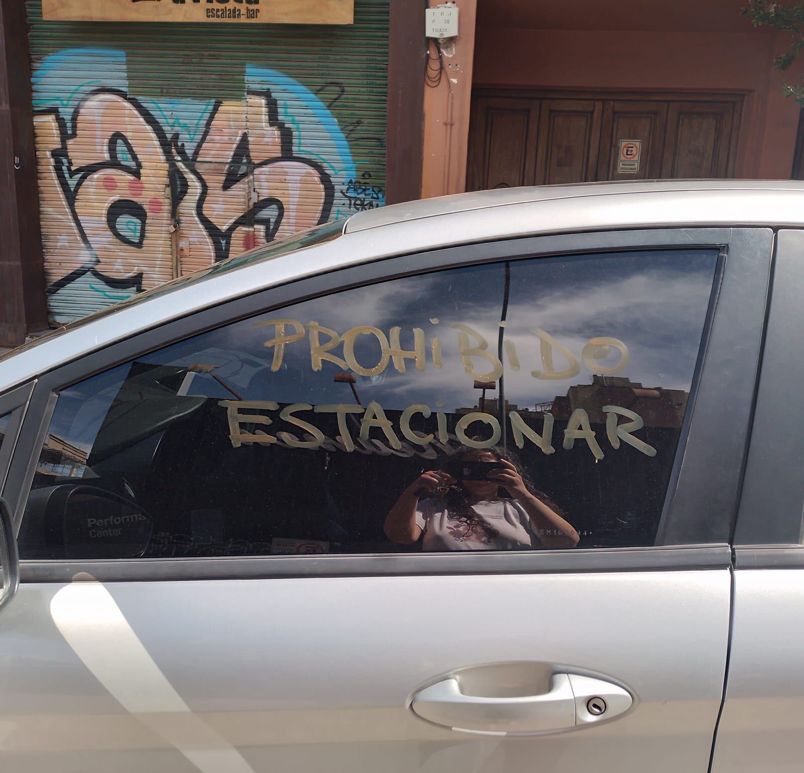 Una vecina de barrio Güemes dejó algunos carteles sobre un auto mal estacionado.