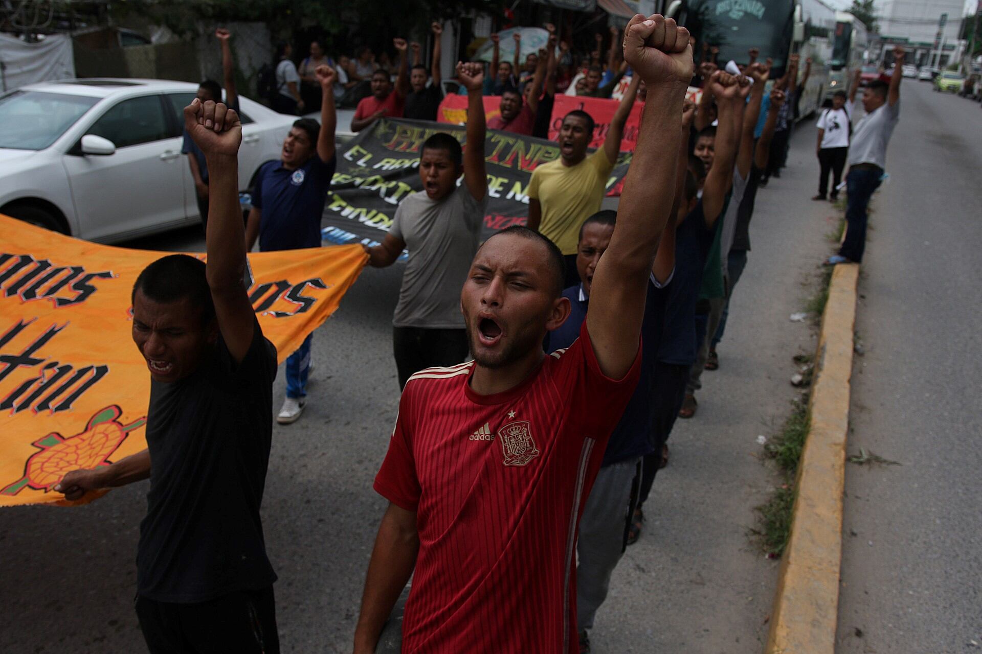 Personas se manifiestan en el Día Internacional de las Víctimas de Desaparición Forzada hoy, en la ciudad de Chilpancingo, Guerrero (México).