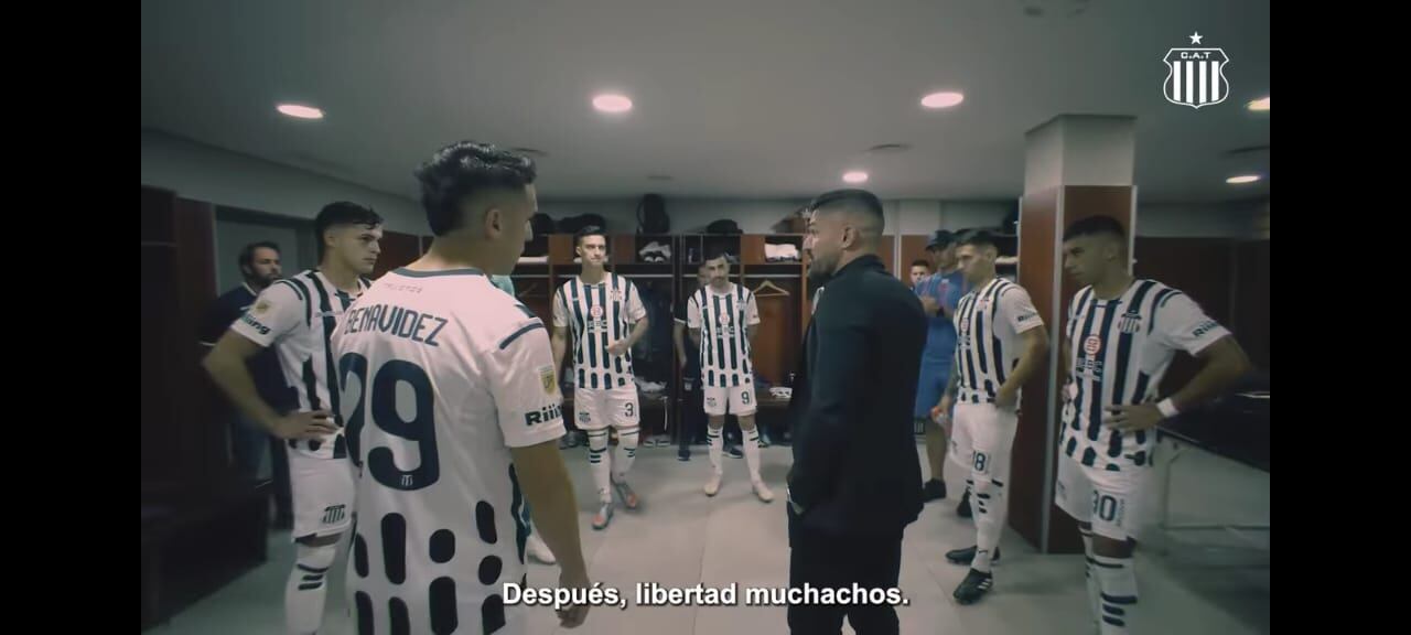 El entrenador Javier Gandolfi y parte de su mensaje a los jugadores de Talleres antes de salir a la cancha.