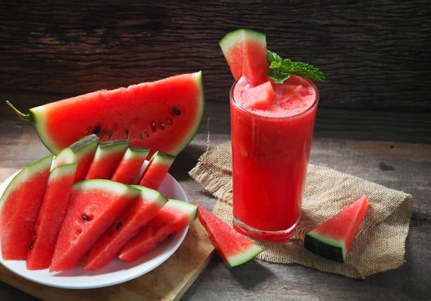 Cóctel con sidra, sandia y pomelo.