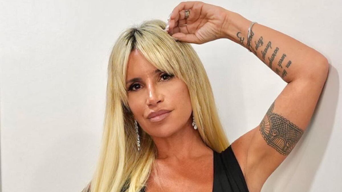 Flor Peña posó con un total black de cuero y prendió fuego las redes