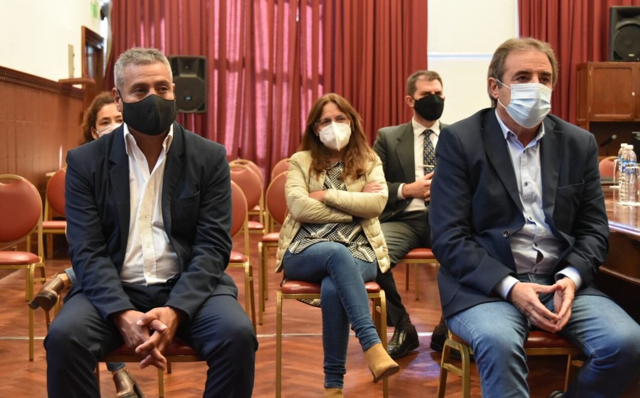 Los diputados Gaspar Santillán, María Eugenia Nieva y Alberto Bernis, entre los asistentes a la exposición del fiscal Lello Sánchez.