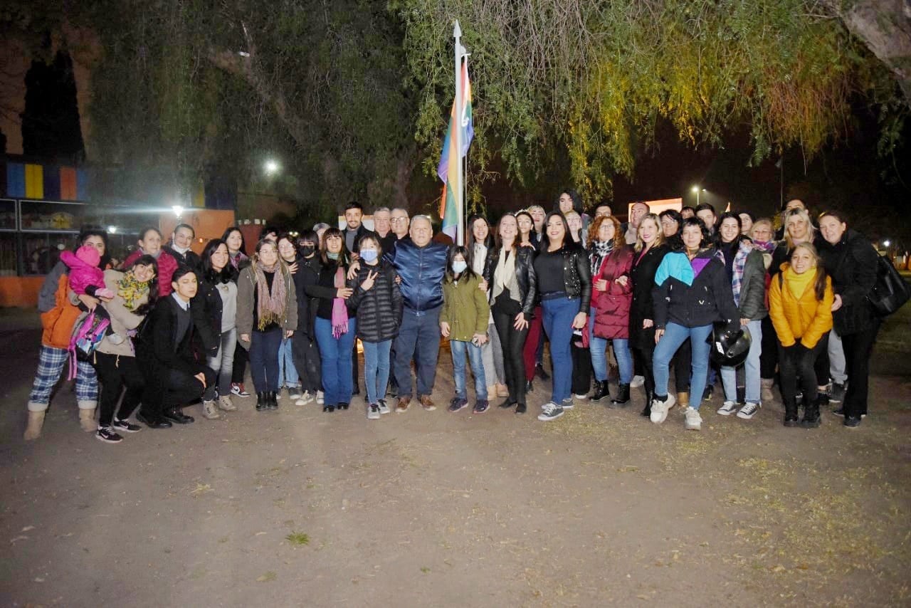 Izaron la Bandera de la Diversidad en Arroyito