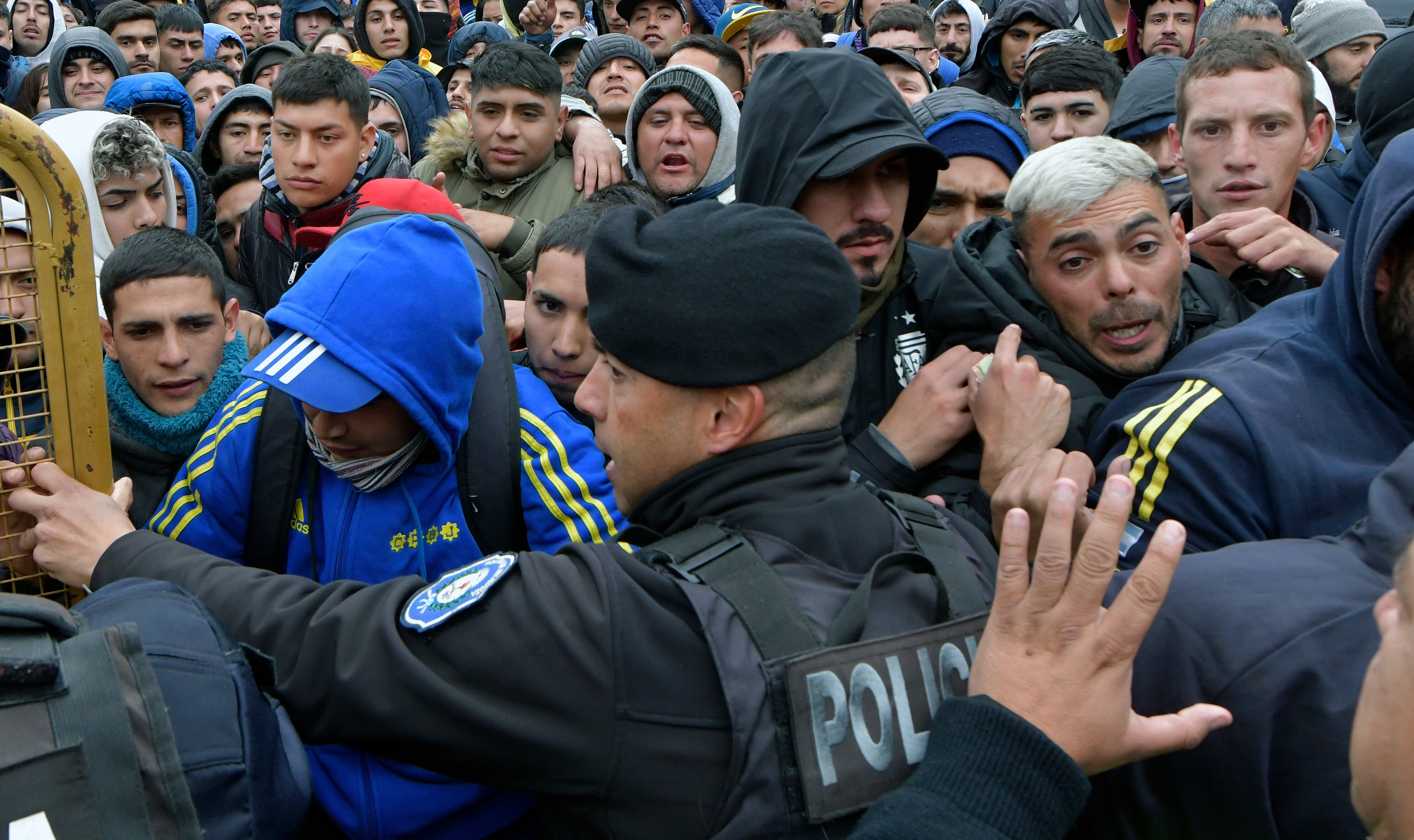 Efectivos policiales debieron intervenir para controlar la avalancha de hinchas que fueron a comprar las entradas para el partido Boca-Godoy Cruz en Mendoza.