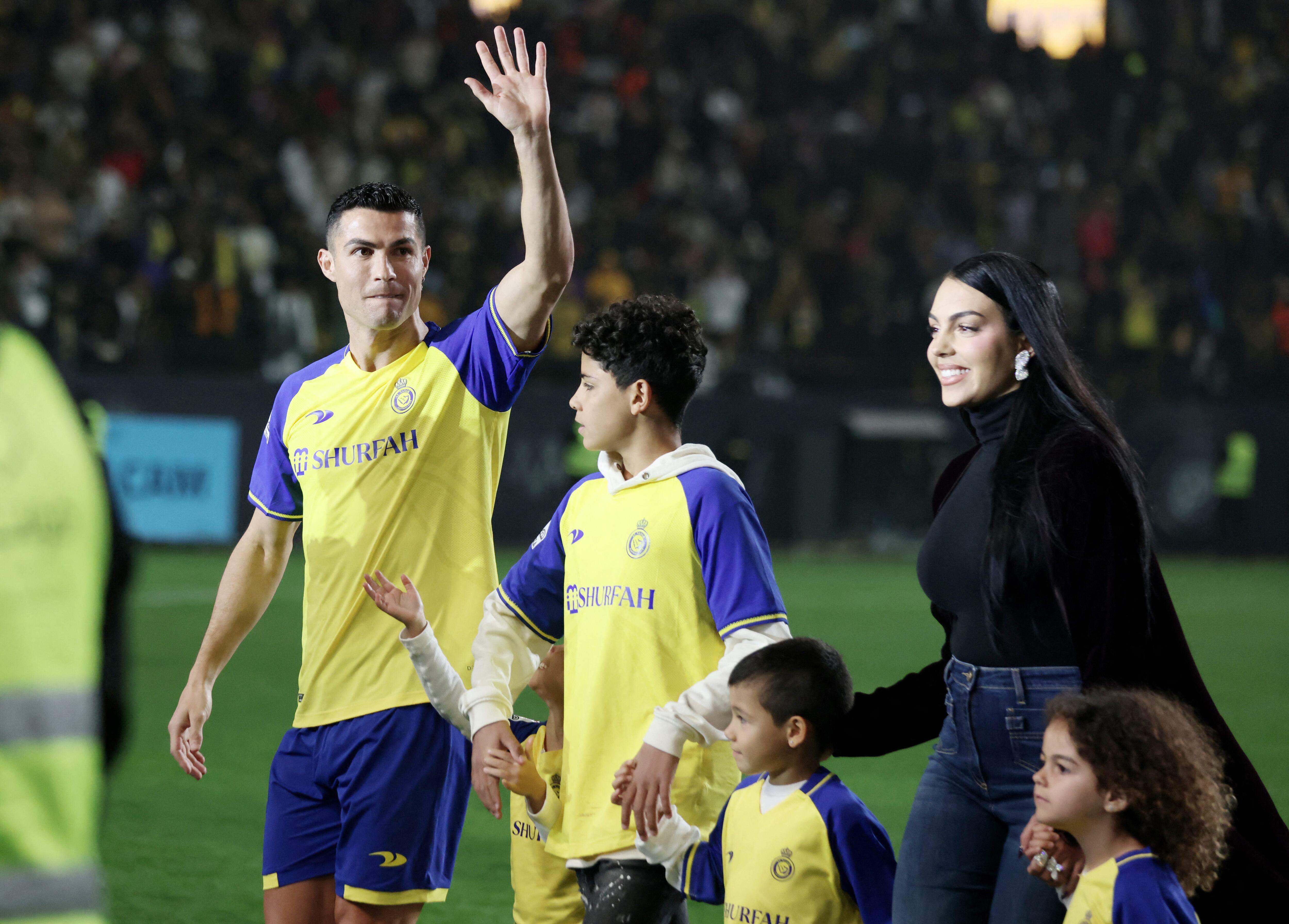 Georgina Rodríguez y Cristiano Ronaldo junto a su familia en un partido del Al-Nassr