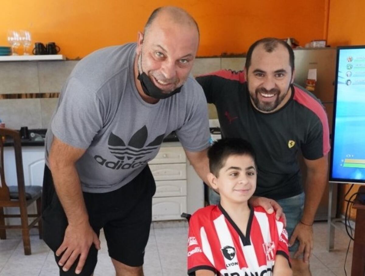 Solidaridad cordobesa: el gran regalo que recibió el padre del niño con “huesos de cristal”