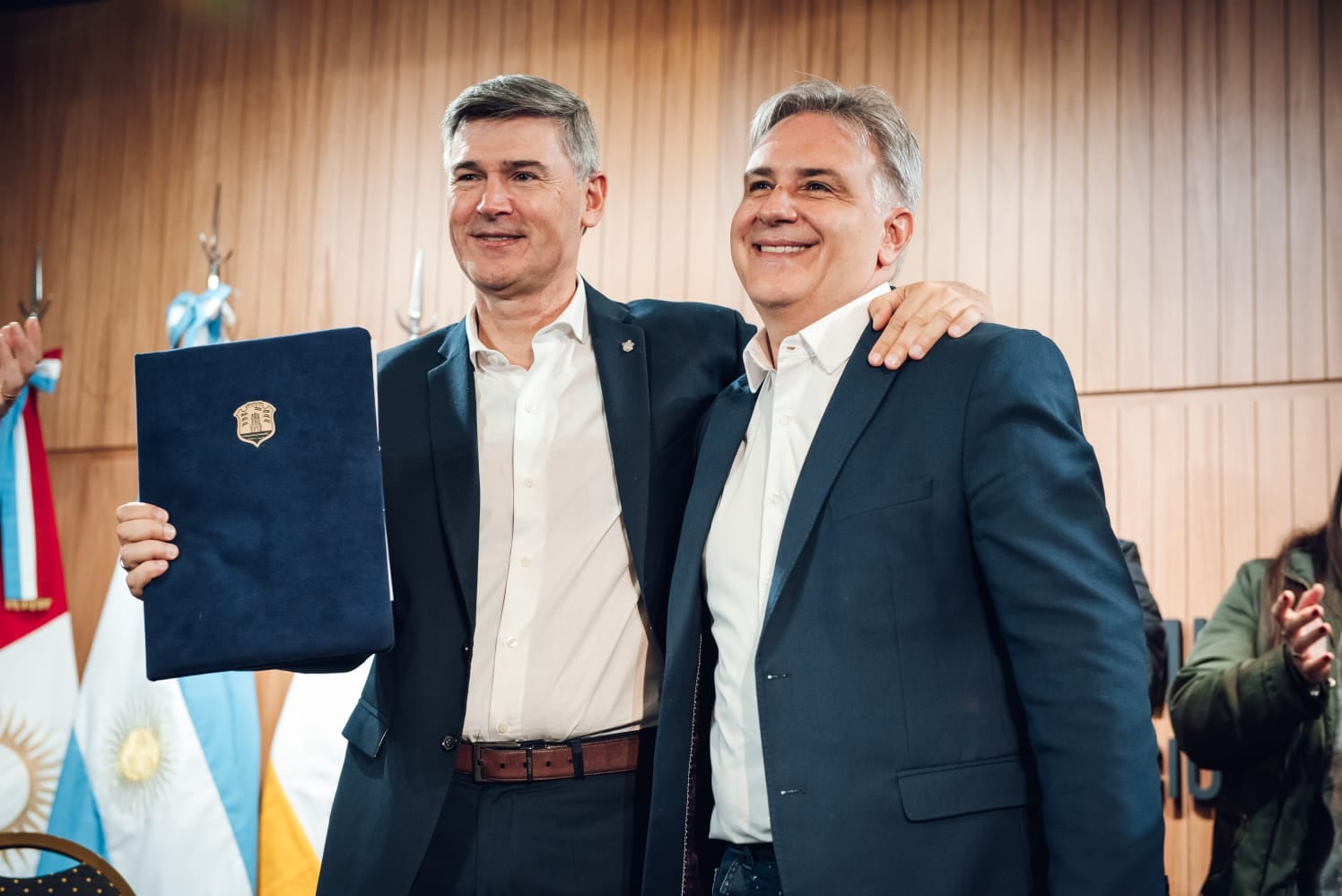 Daniel Passerini y Martín Llaryora, en la firma del contrato de la construcción del viaducto de Ejército Argentino (Municipalidad de Córdoba).