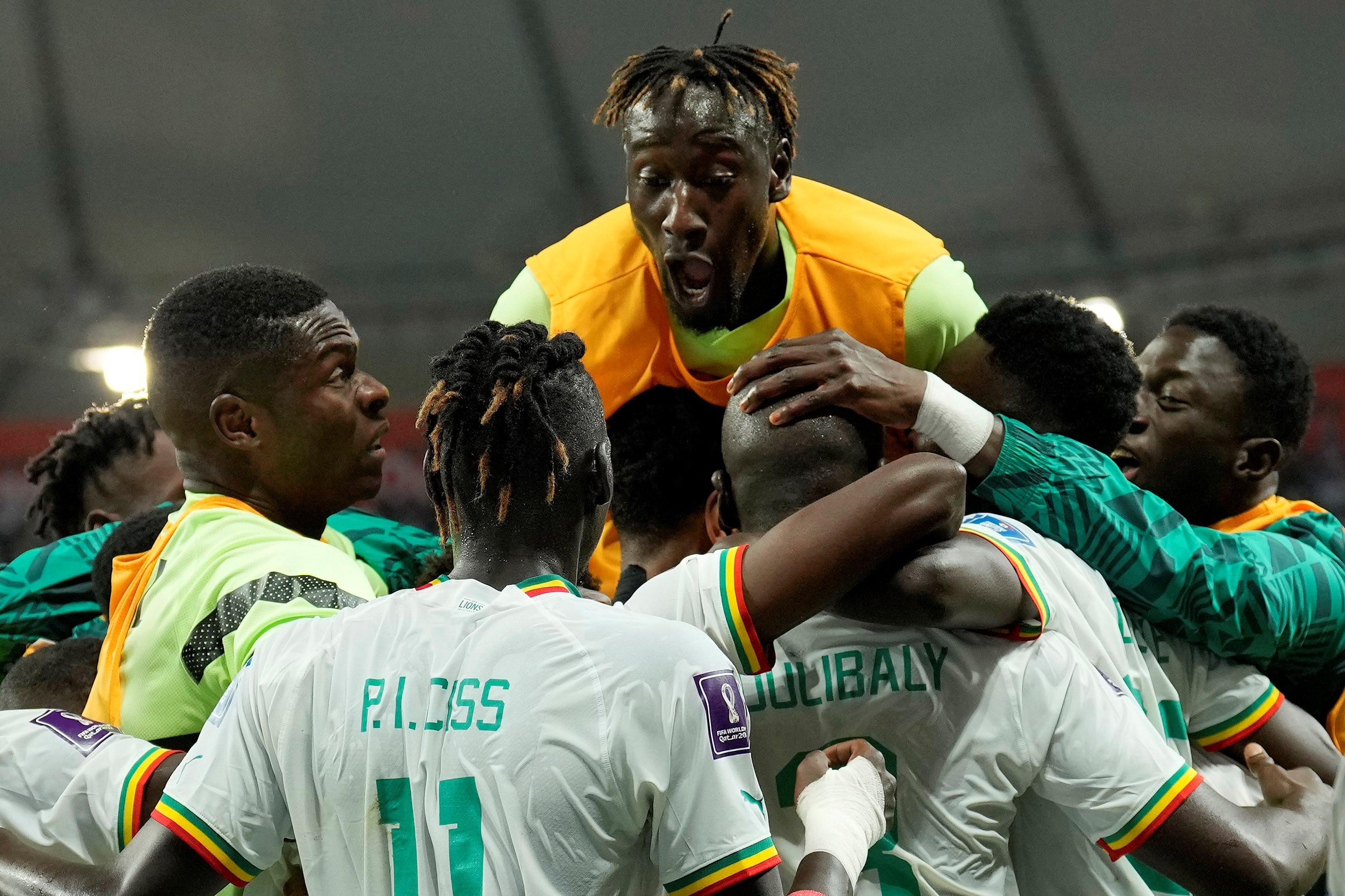 El seleccionado de Senegal superó por 2-1 a Ecuador y se clasificó a los octavos de final del Mundial de Qatar 2022. (AP)