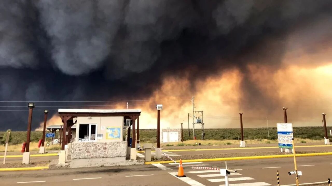 Brigadistas trabajan en la zona para evitar nuevos focos de incendio.