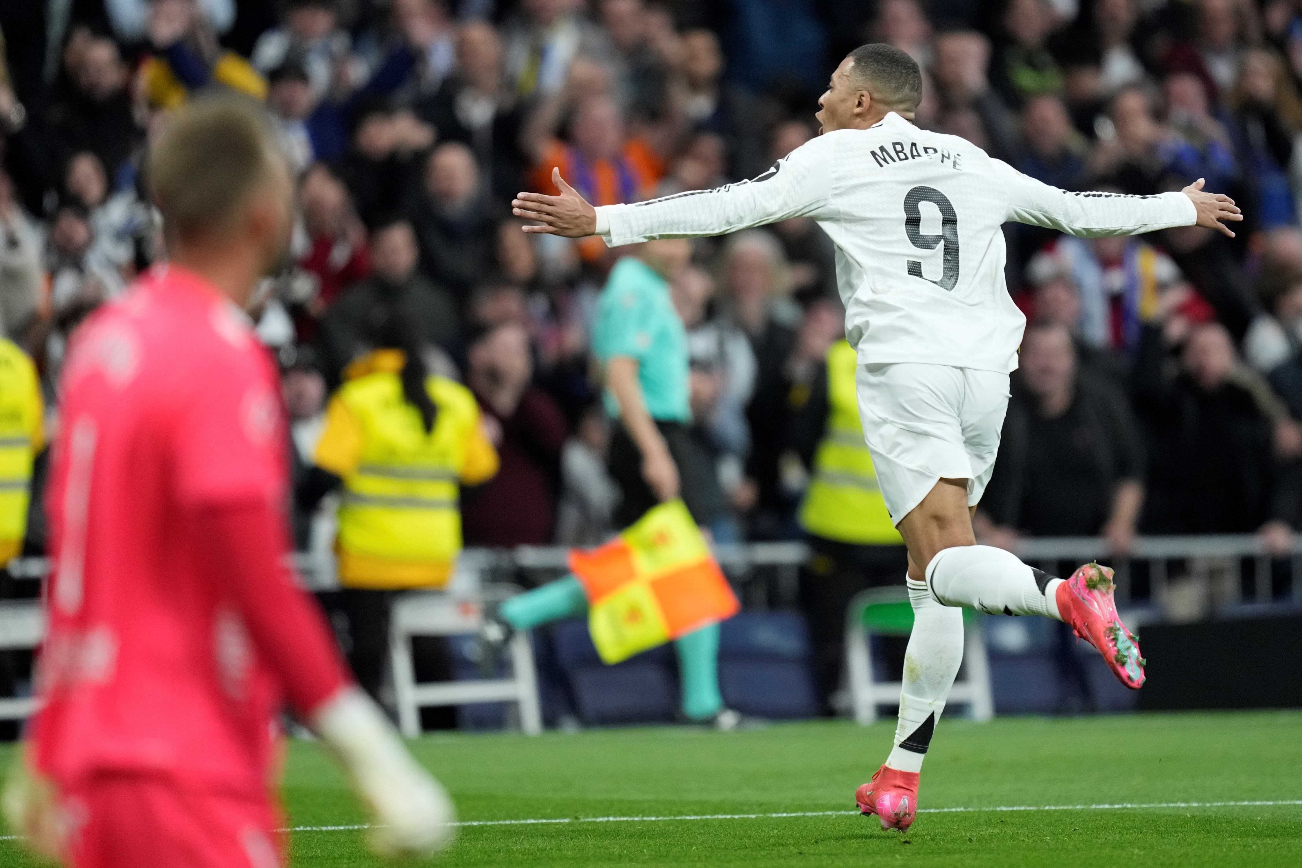 Kylian Mbappé fue la figura y con dos tantos encabezó la goleada del Real Madrid ante Las Palmas para liderar la Liga Española. (AP)