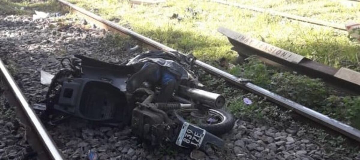 Accidentes fatales en San Martín que involucraron una moto contra un tren y un auto frente a un camión