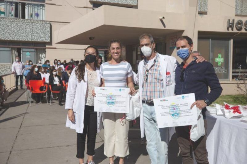 Los residentes recibieron el certificado y ya son los nuevos profesdionales de la salud. 