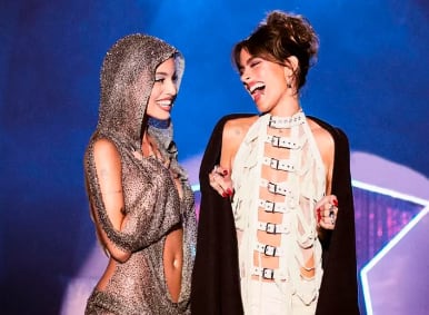 Tini Stoessel y Emilia Mernes en "La_Original.mp3"