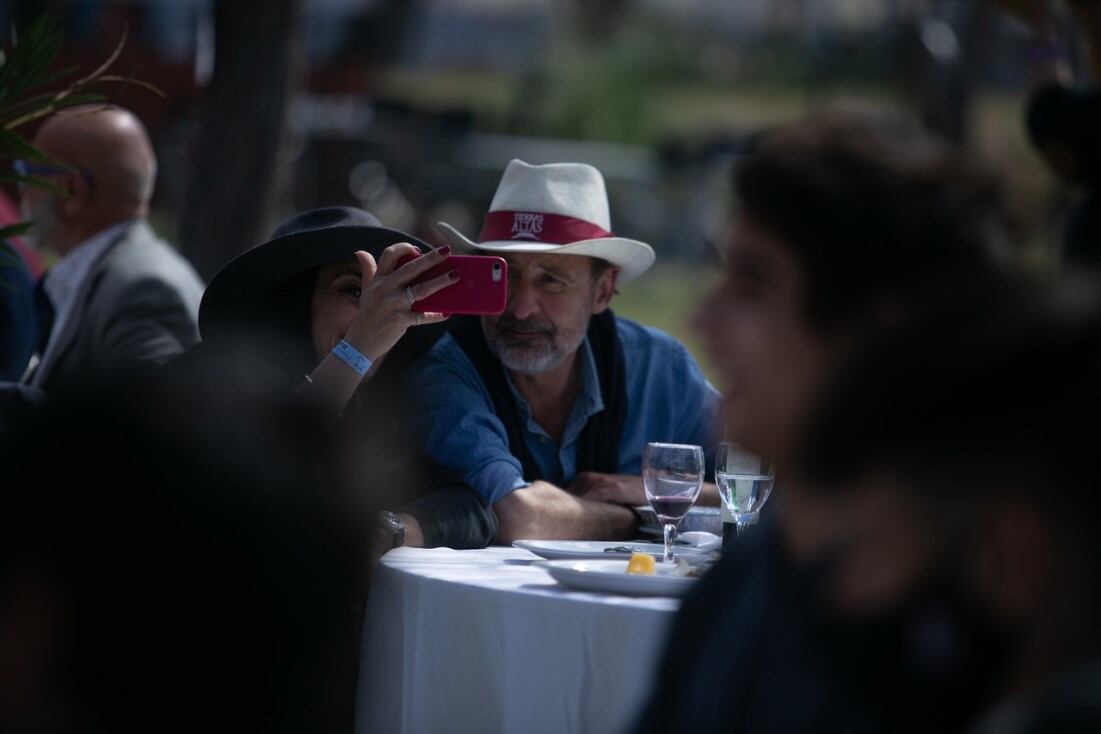 Rodolfo Vargas Arizu nodejó de sacarse una selfi durane el almuerzo