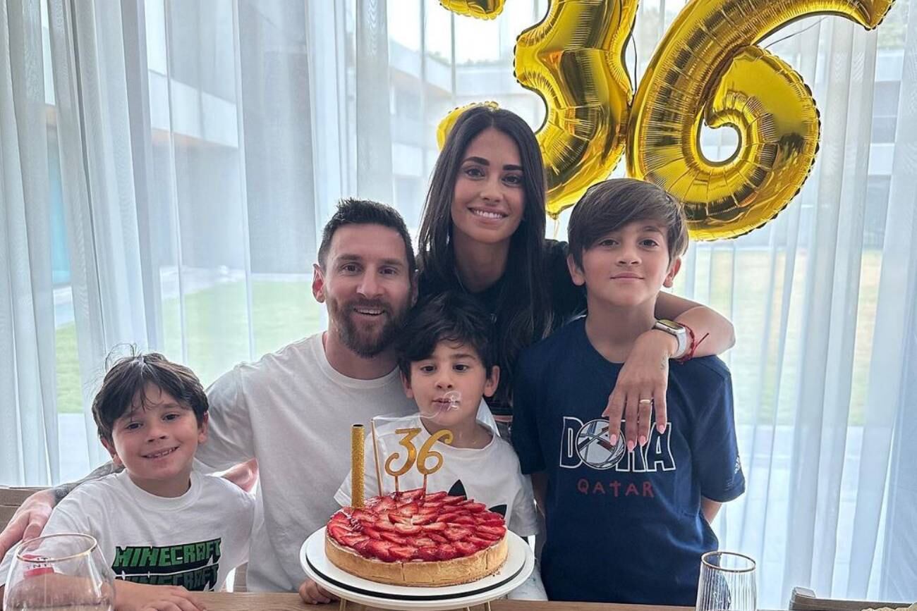 La foto familiar con la que Antonela Roccuzzo saludó a Lionel Messi en Instagram. La imagen explotó en reacciones. (@antonelaroccuzzo)