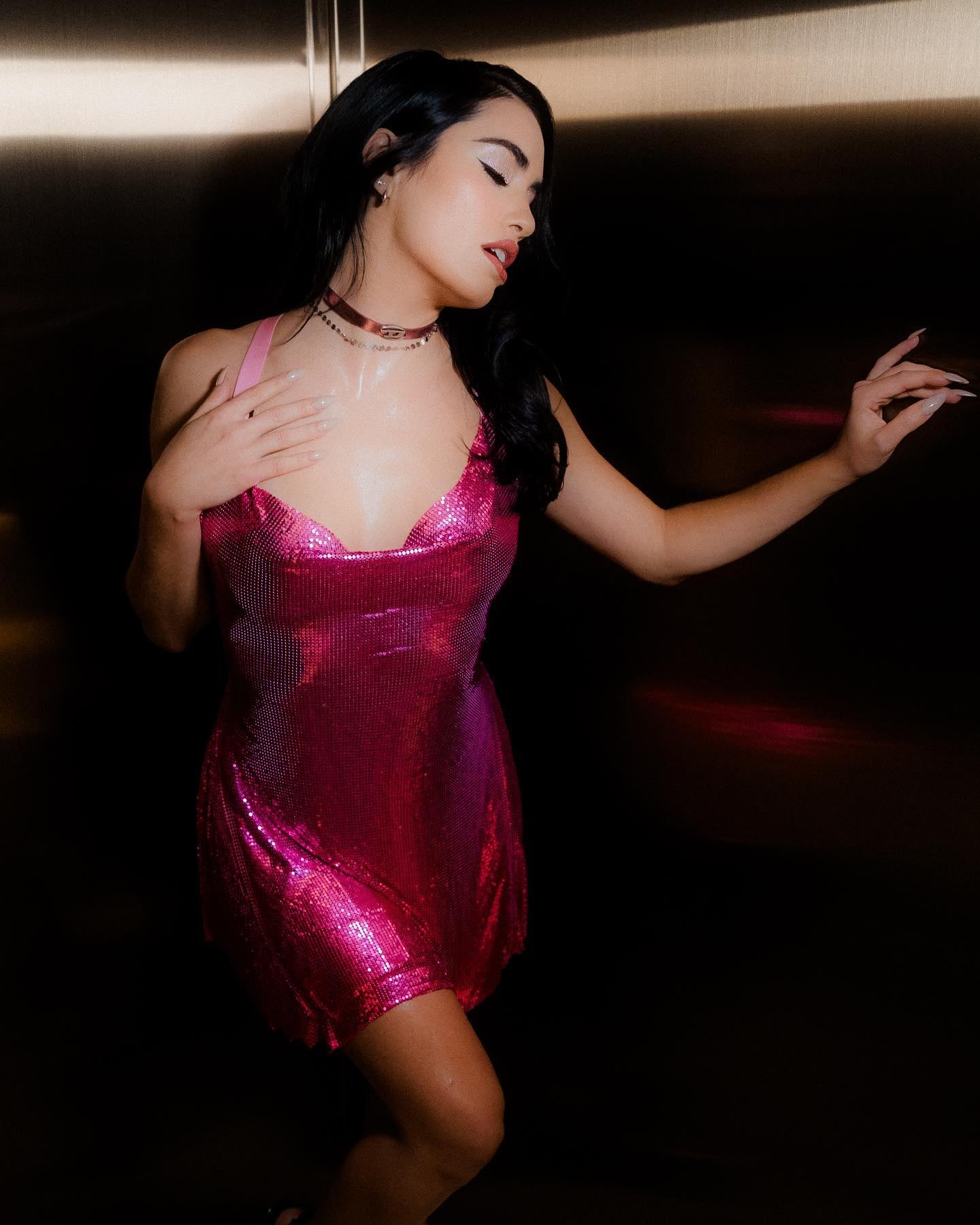 Lali brilló con un vestido corto fucsia