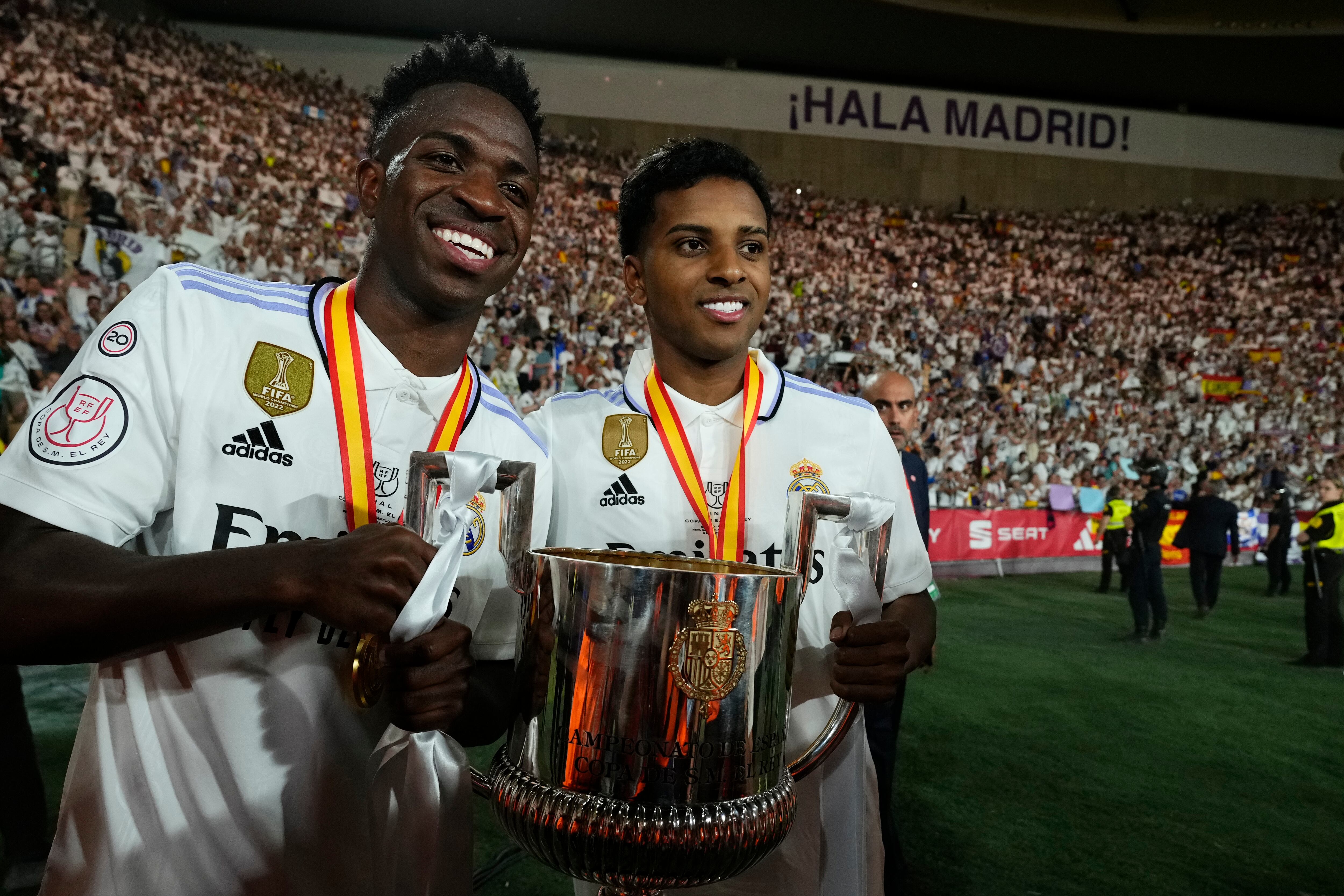 Vinicius Junior (izquierda) y Rodrygo del Real Madrid celebran con el trofeo de la Copa del Rey tras la victoria 2-1 ante Osasuna en la final, el sábado 6 de mayo de 2023, en Sevilla. (AP Foto/José Bretón)