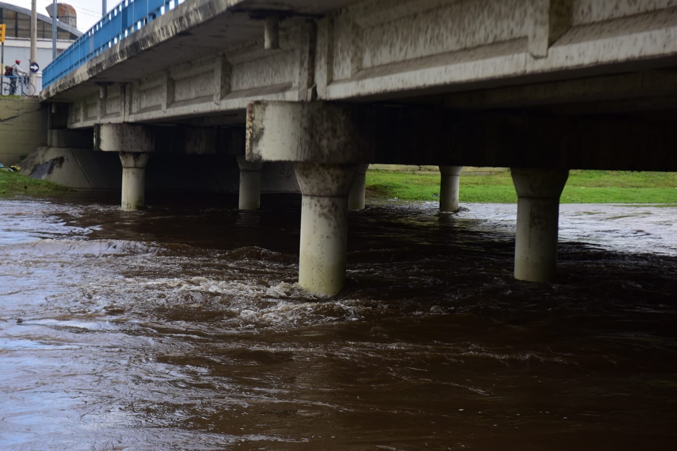 La avenida Costanera continúa cortada por la crecida del Río Suquía.  (José Gabriel Hernández / La Voz)