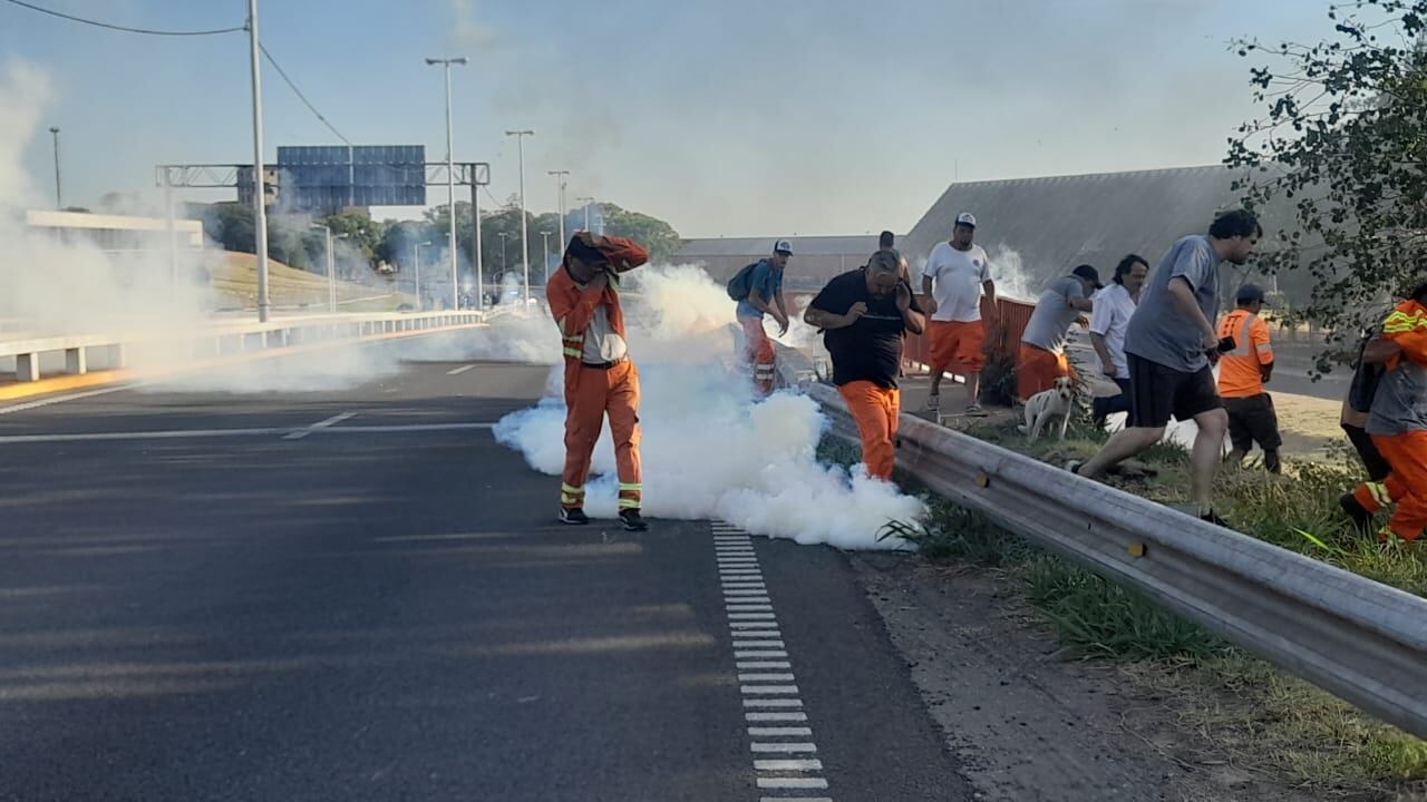 La policía de Santa Fe intervino para que se levante el corte en Circunvalación.