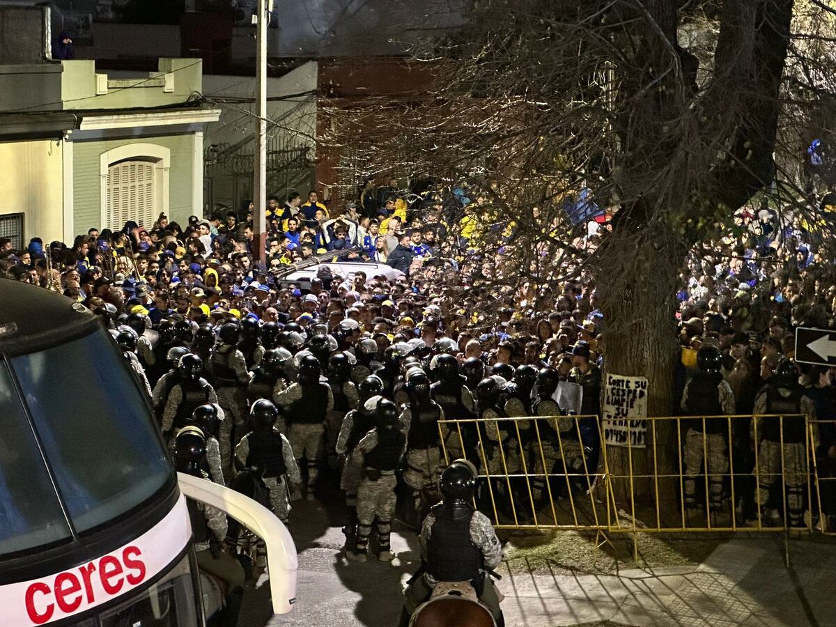 Escandalosas imágenes en la previa de Nacional Boca por la Copa Libertadores: hinchas reprimidos por la policía y pelea de barras