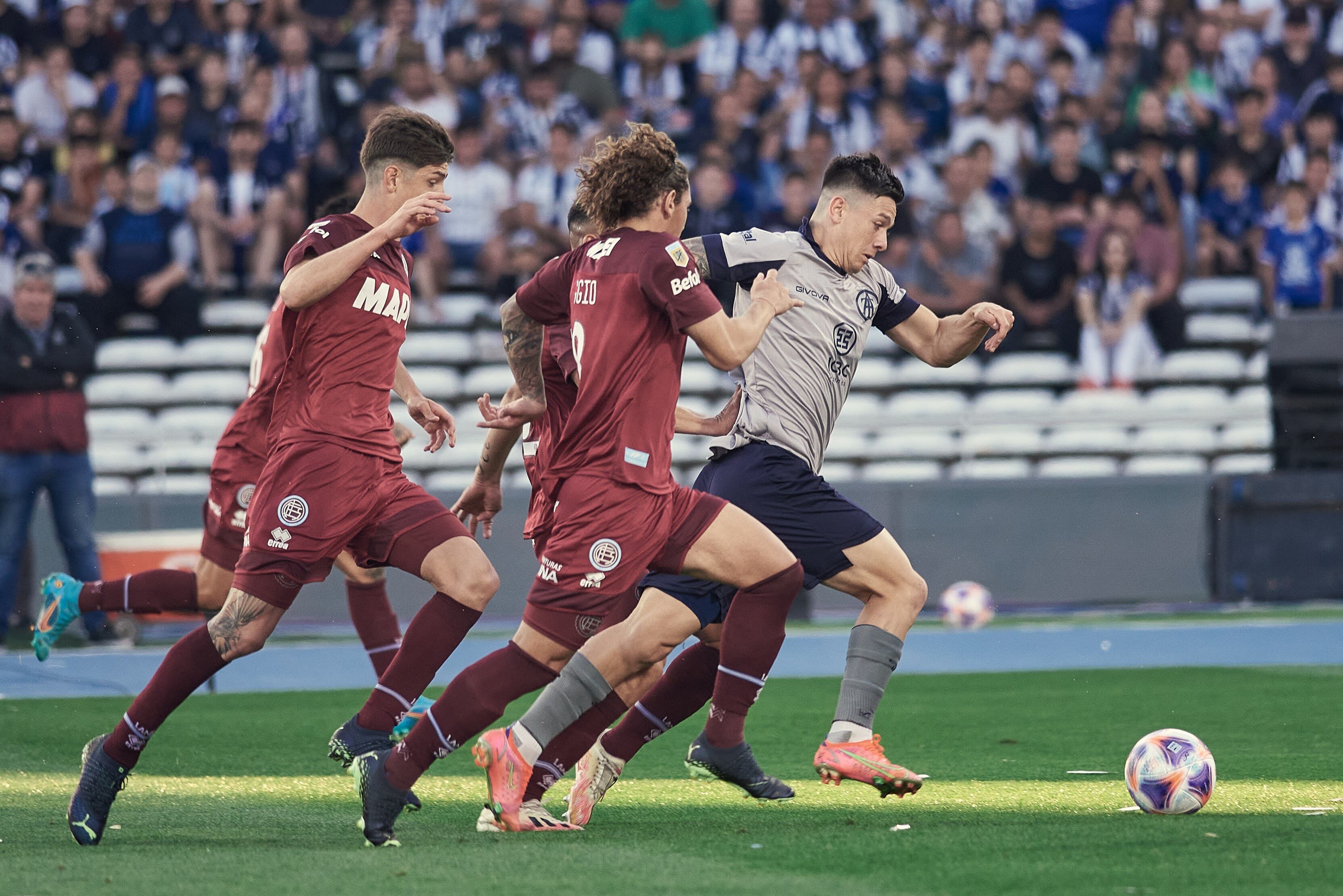 El ex volante de Instituto es una de las figuras del equipo albiazul que jugó ante Lanús en el Kempes