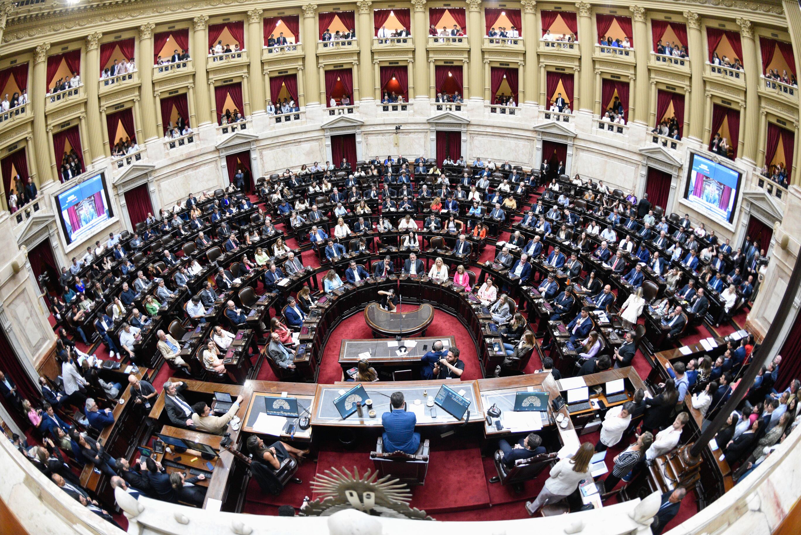 NOTICIAS ARGENTINAS BAIRES 
DICIEMBRE 4: Martín Menem fue 
reelegido como presidente de 
la Cámara de Diputados de la 
Nación. En el marco de la 
sesión preparatoria, el 
diputado nacional de La 
Libertad Avanza, Martín Menem, 
fue ratificado en su cargo y 
continuará en la presidencia 
de la Cámara baja por un nuevo 
periodo parlamentario. FOTO: 
(Prensa/Diputados/fotografia.d
gpd)/ NA