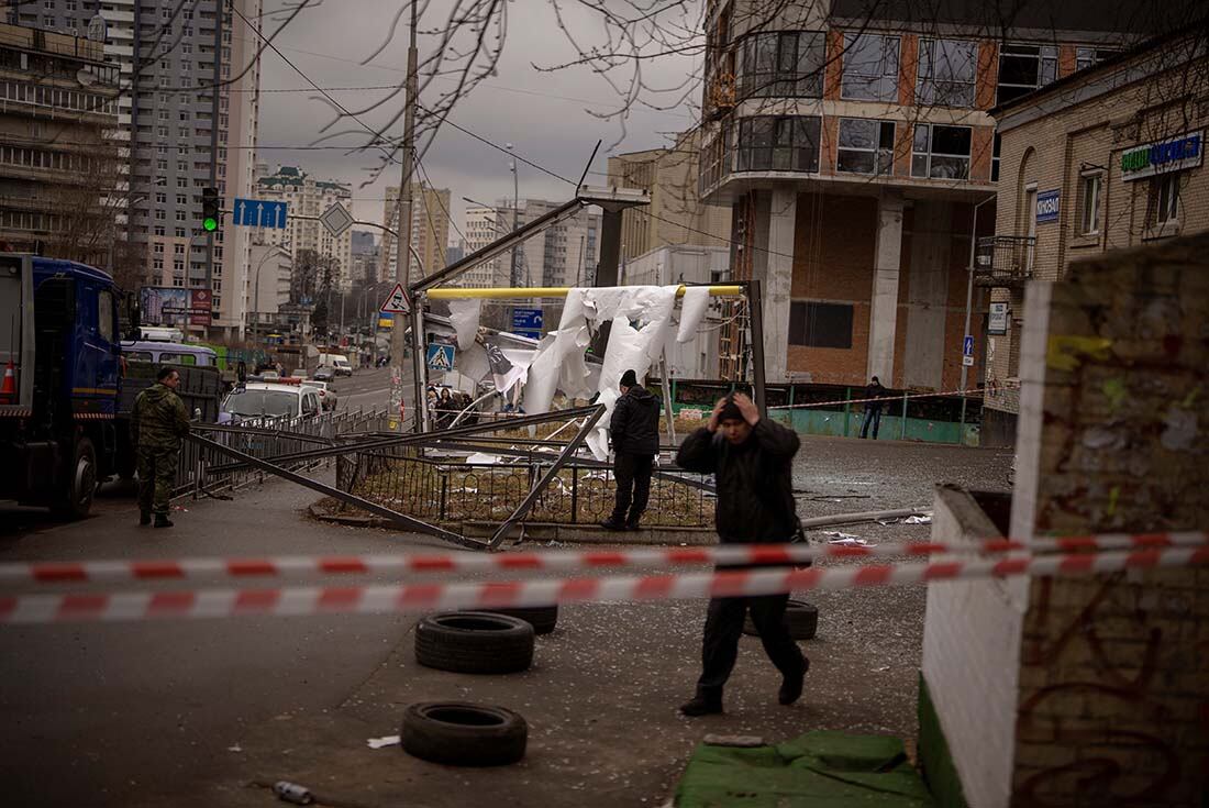 Rusia lanzó una andanada de ataques aéreos y con misiles en Ucrania el jueves temprano. (AP Photo/Vadim Ghirda)