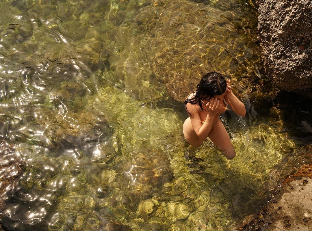 Úrsula Corberó posó desde una playa nudista