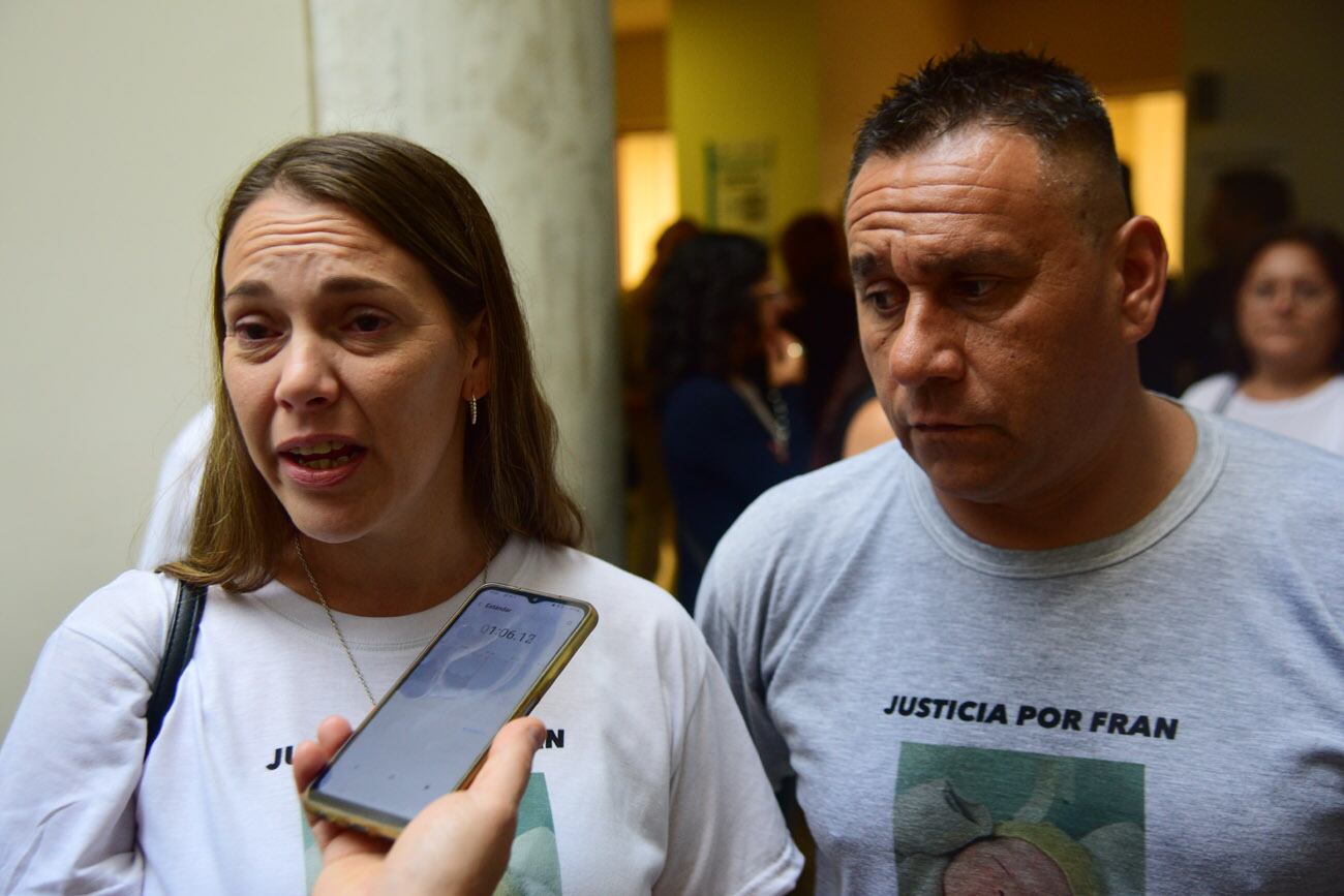 Vanessa Cáceres y Raúl Calderón, los padres del primer bebé que murió en el Hospital Neonatal de Córdoba. (Nicolás Bravo / La Voz)