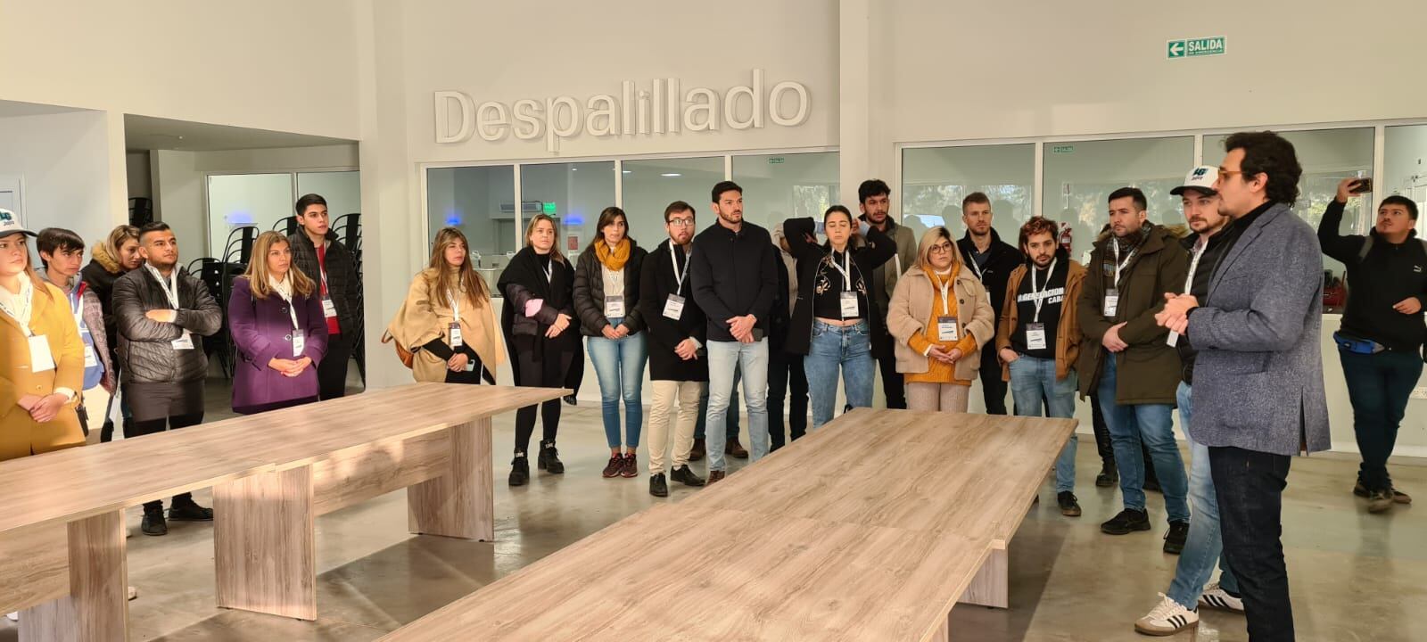 En su visita a Cannava SE, los jóvenes de La Generación fueron conducidos en la recorrida por el presidente de la empresa, Gastón Morales.