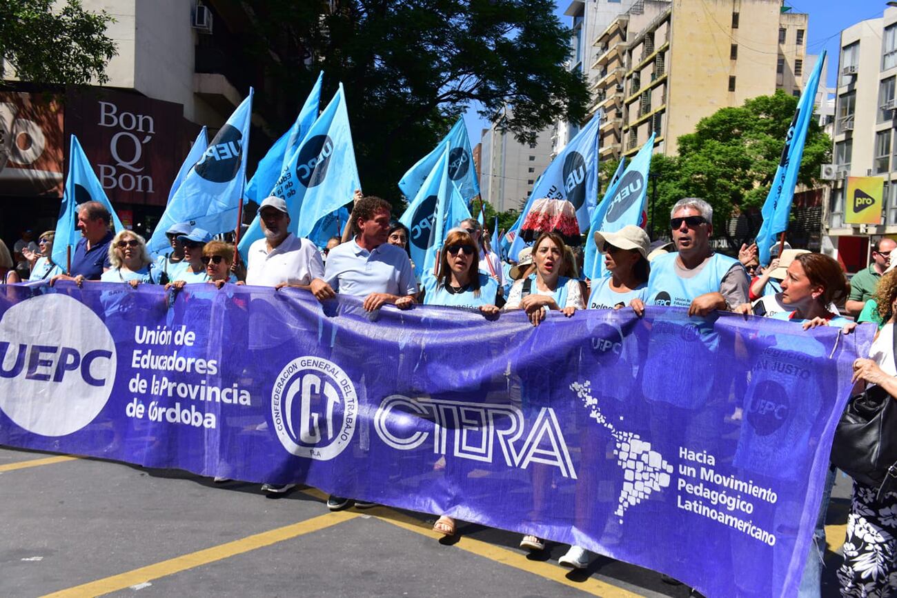 Unicameral. Protesta de UEPC por la suba de los aportes personales y para Apross. (José Gabriel Hernández / La Voz)