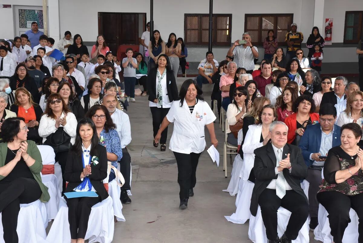 Un merecido aplauso testimonió el reconocimiento de la comunidad educativa para con el equipo docente de la Escuela Primaria n° 321 "Provincia de Buenos Aires".