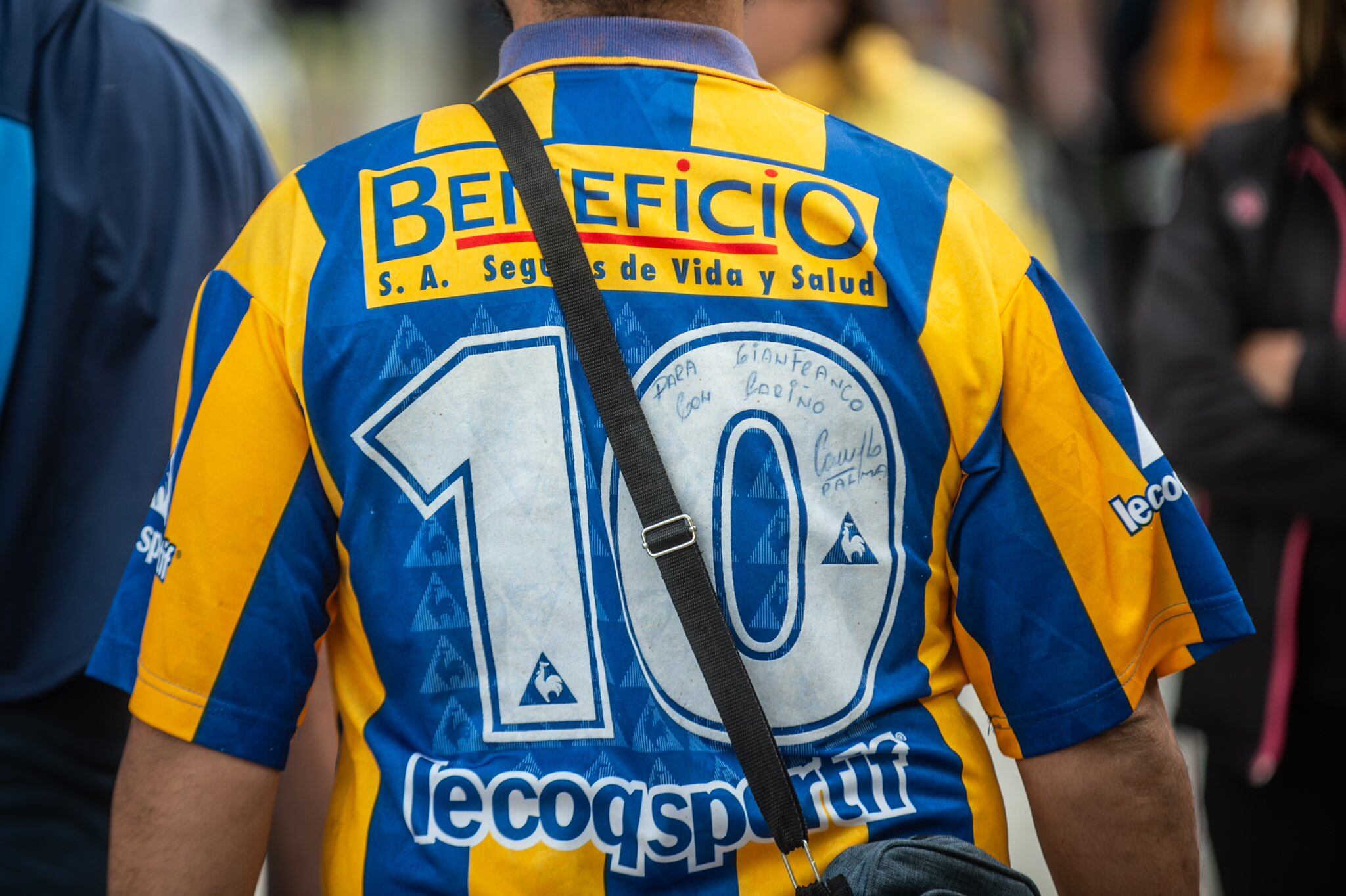 Un hincha canalla llevó su camiseta autografiada por el único tricampeón de la Academia.