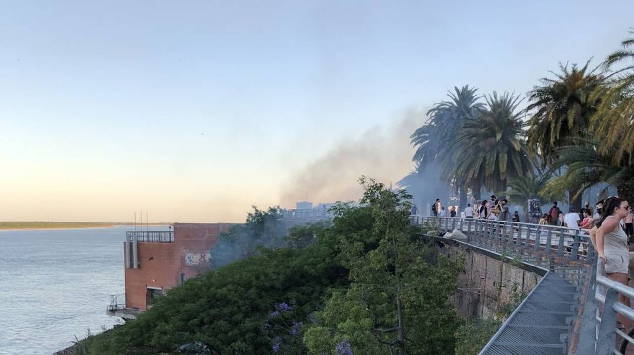 El humo de las islas visto desde el Parque España